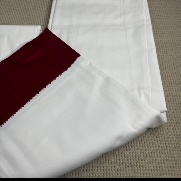 Elegant White and Red Bedding Sheet Set - Picture 3 of 8